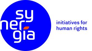 38 Synergia_logo_desc_CMYK-01